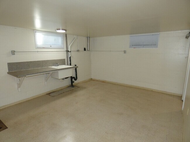 Building Photo - 822 E Seventh - Central Charmer