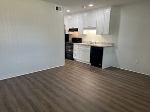 Building Photo - 2339 Memorial Ave SW