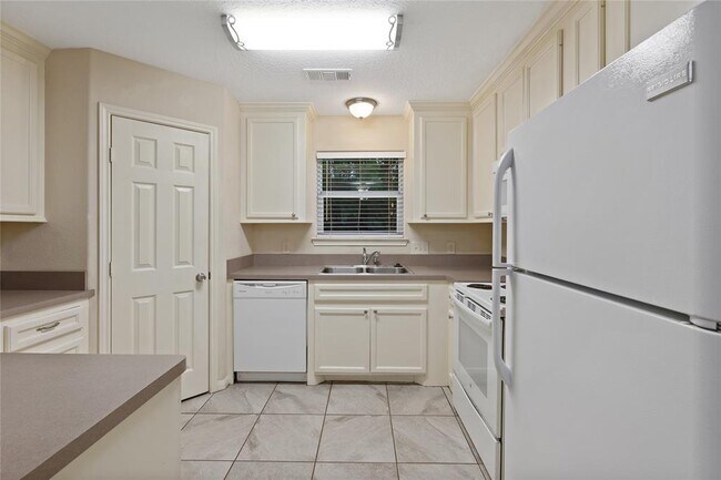 Building Photo - 12502 Hackberry Dr