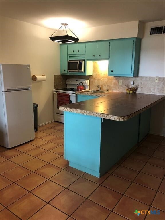 Building Photo - 943 Parkview Dr