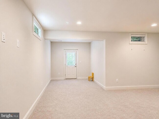 Building Photo - 3332 Burton Dr