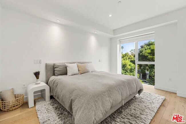 Building Photo - 855 Croft Ave