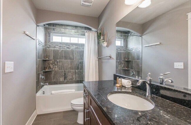 Building Photo - Belmont / Vanderbilt University Condo!!