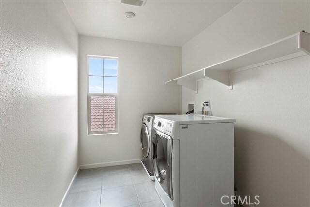 Building Photo - 460 W Buttercup Ln