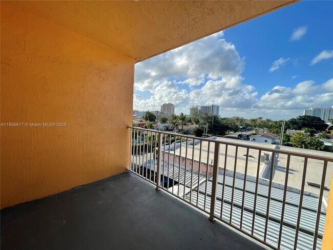 Building Photo - 2441 SW 31st Ave