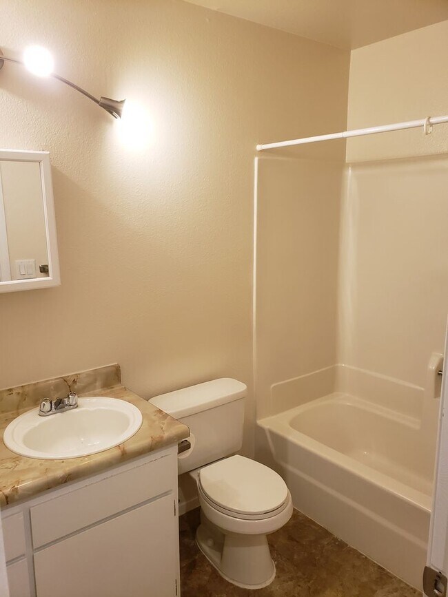 Building Photo - Charming single-family home in Redding