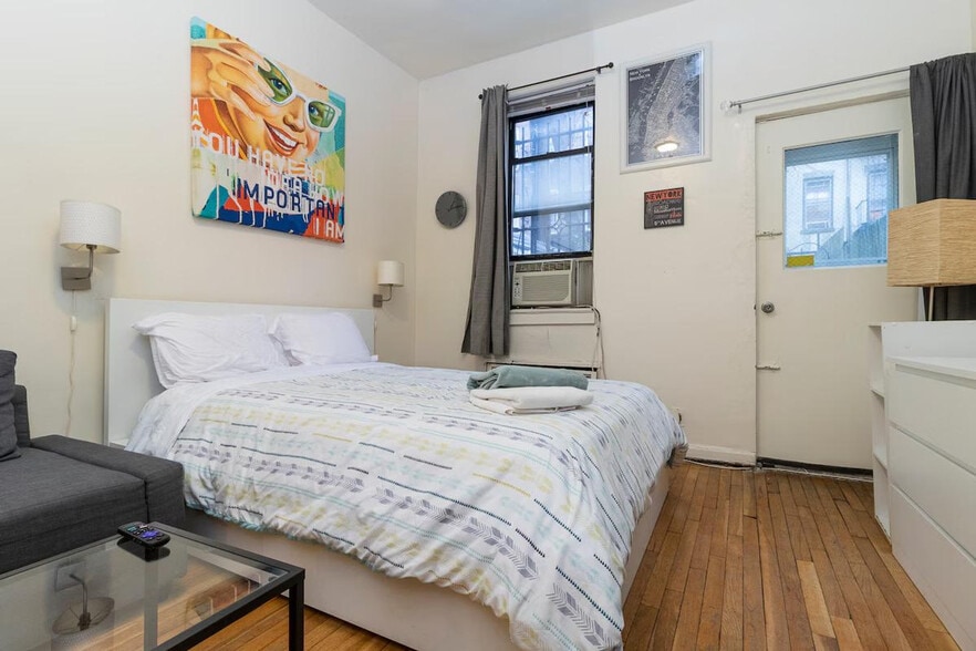 Building Photo - 1540-1552 1st Avenue-SI ID1032061P