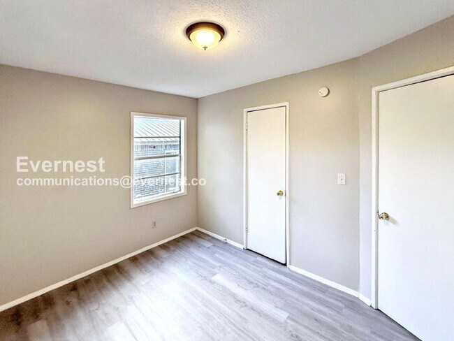 Building Photo - 2 Bed, 1 Bath with Laundry Hookups / Pet-F...
