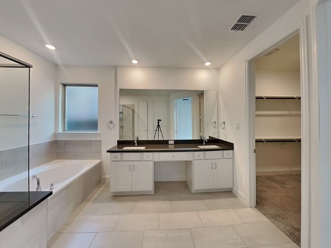 Building Photo - LIVING IN LUXURY! ½ off the first full month’s rent with move-in on or before 11/30/2025.