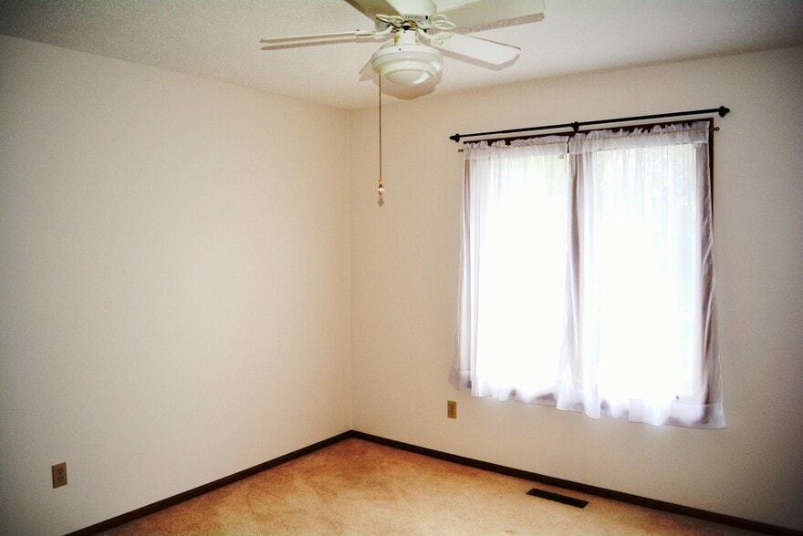 Upstairs 2nd bed - 2002 Mesabi Ave