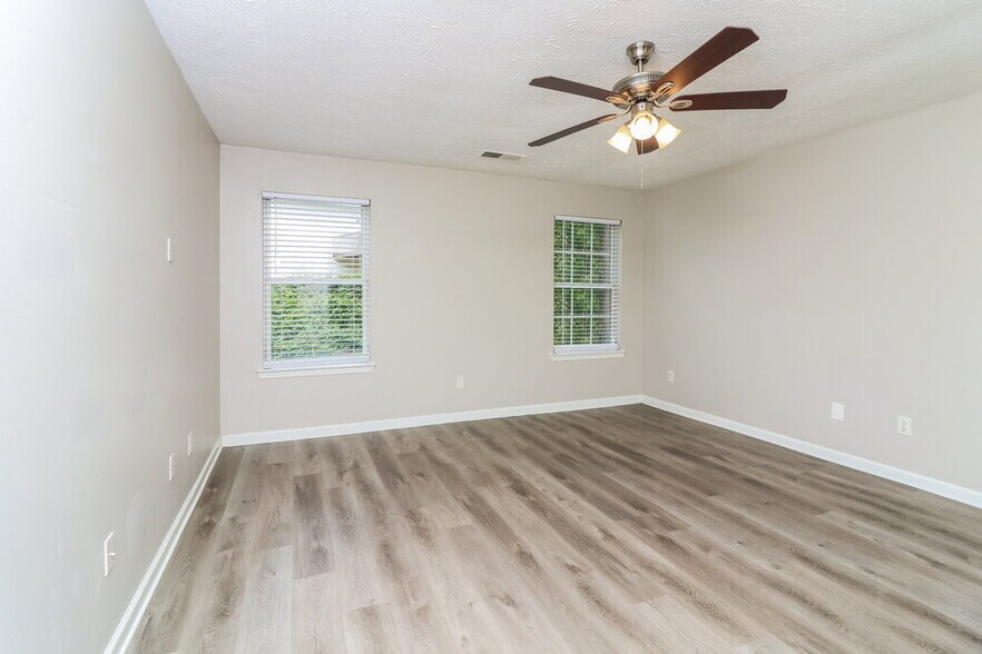 Building Photo - 2540 Lake Royale Dr