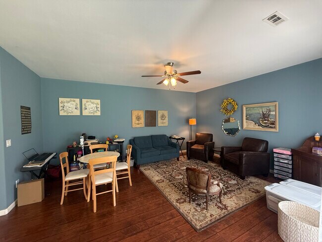 Building Photo - 300 SW Bordeaux Ct