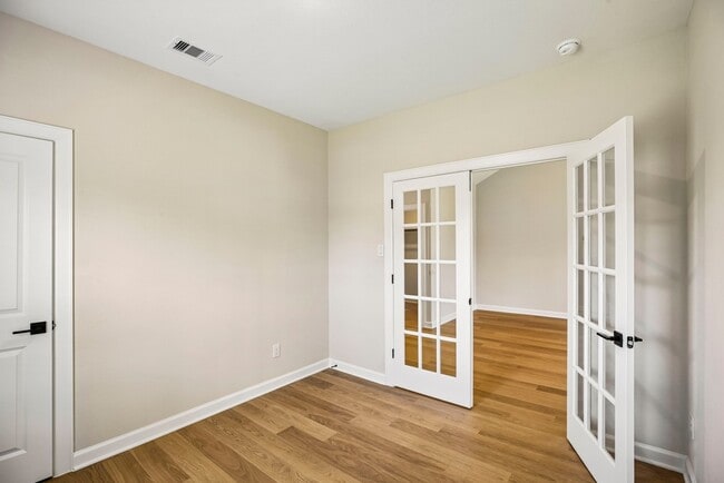 Building Photo - 3085 Sorrento Hl Dr
