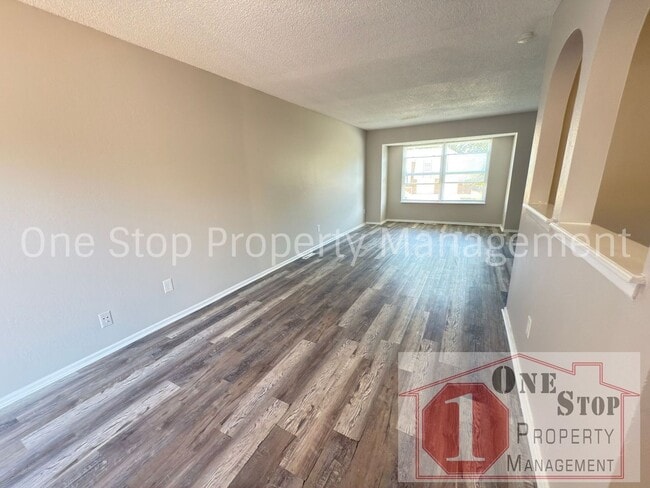 Building Photo - Beautiful 3 Bedroom 2 Bathroom Home in Blu...