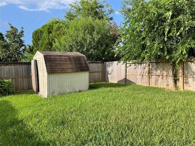 Building Photo - 1011 E Brompton Dr