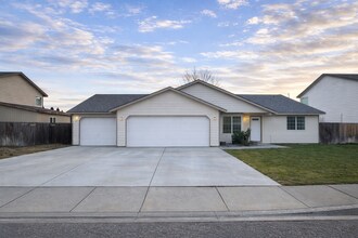 Building Photo - Freshly Updated 4-Bedroom Kennewick Rental – Available Now