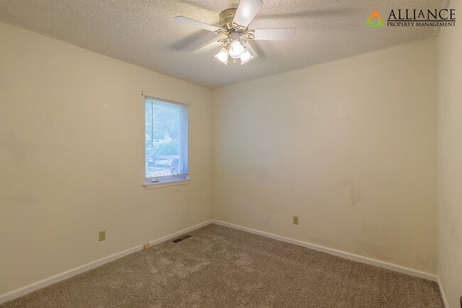 Building Photo - Spacious Rooms & Newer Carpet ~ Close to D...