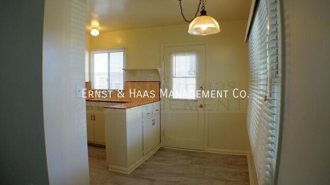 Building Photo - Beautiful Duplex Apartment in Prime Bixby ...
