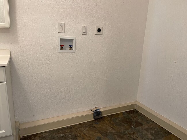 Building Photo - Aspen Ave - BLUE