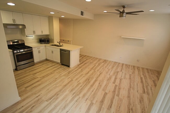 Building Photo - 2 Bedroom/2.5 Bath Townhouse
