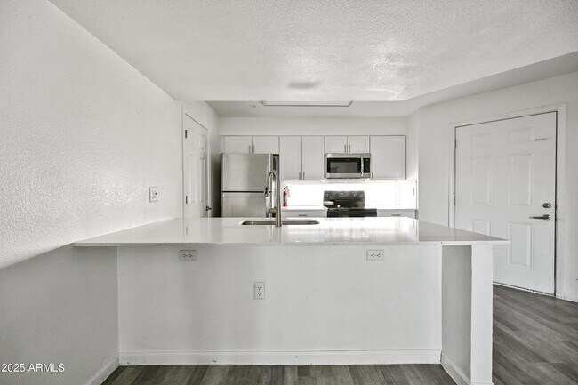 Building Photo - 3065 N 67th Ave