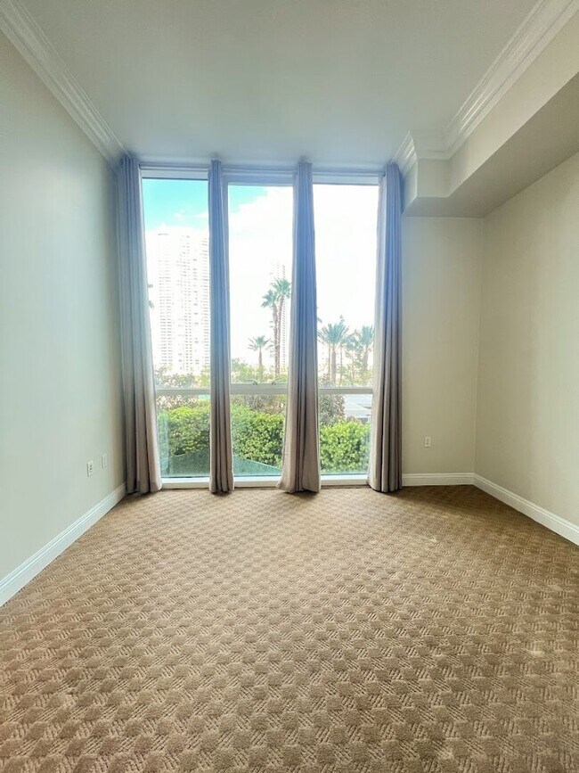 Building Photo - Turnberry Place - 2 Bedroom 2 Bath Condo