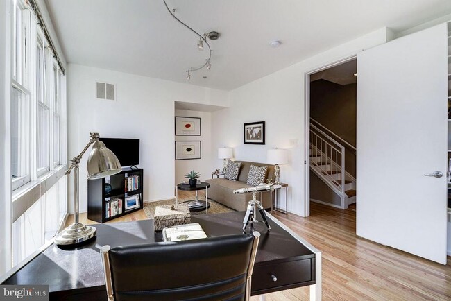 Building Photo - 1662 N Quinn St