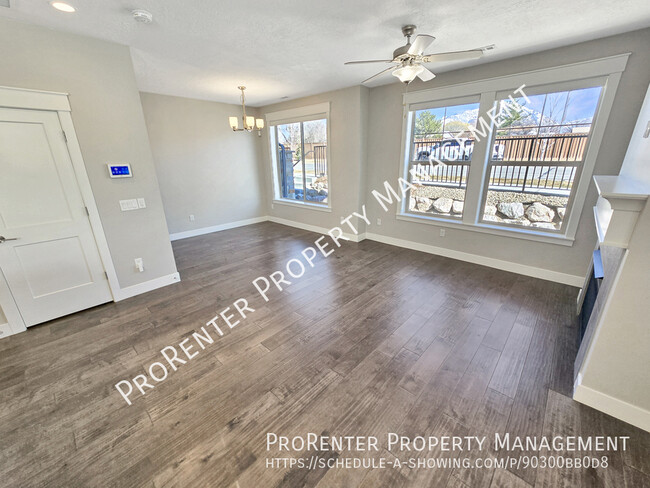 Building Photo - Modern 3 Bed, 2.5 Bath Sandy Townhome