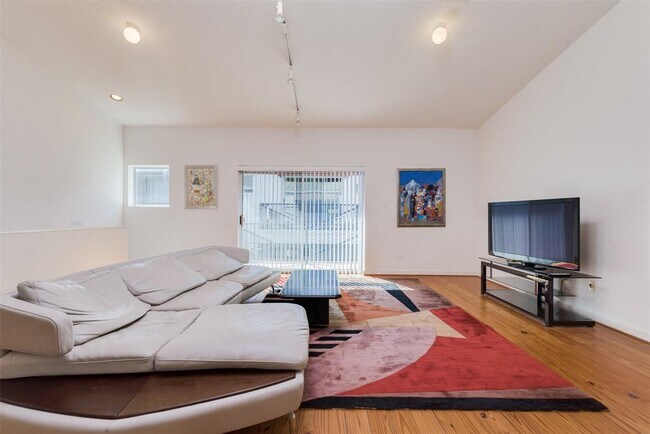 Building Photo - 21 N Ennis St