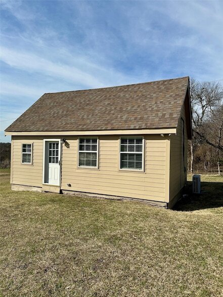 Building Photo - 127 Lori Dr