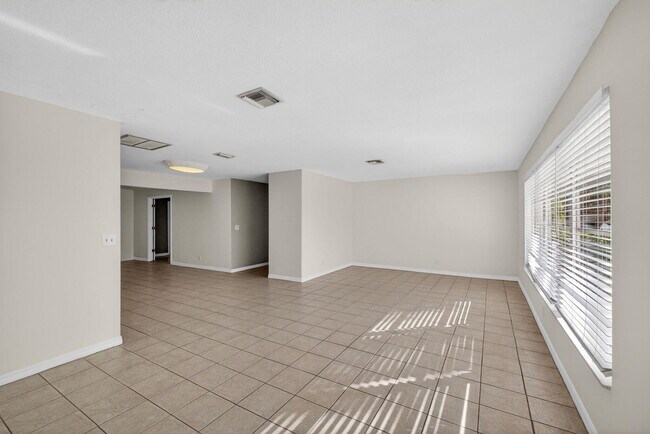 Building Photo - 1242 N Harbor Dr