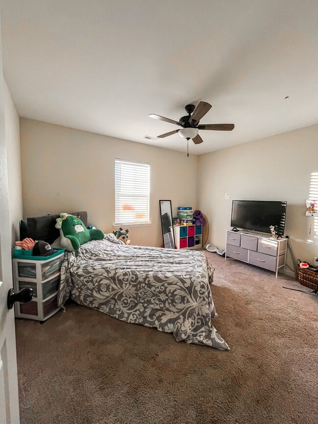 Building Photo - Gorgeous 3 Bed + Bonus in Hubert!!!!