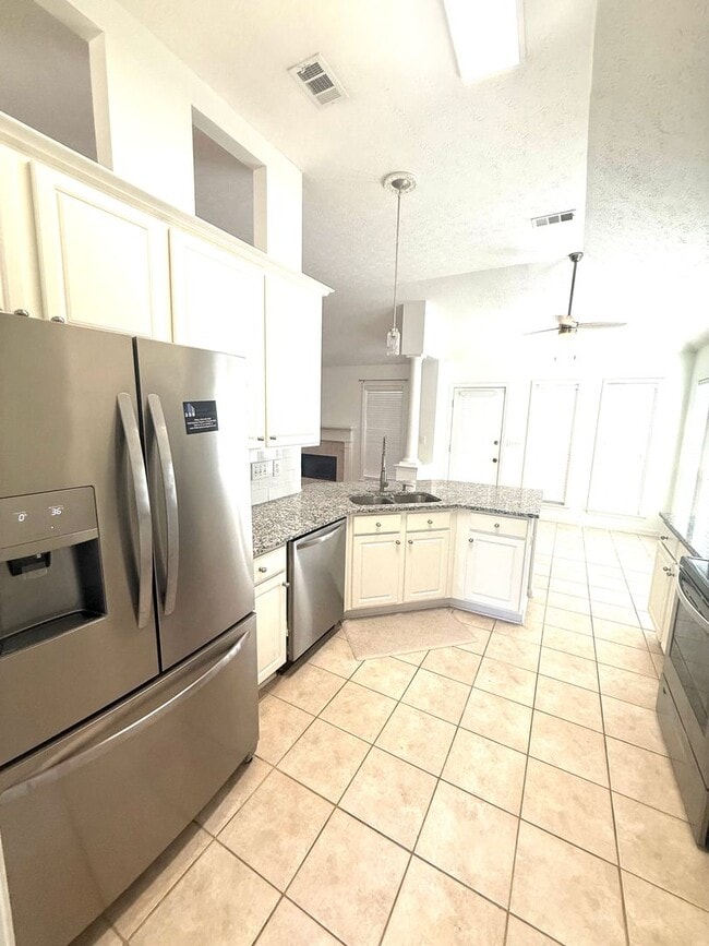 Building Photo - ** 3 Bed 2 Bath Located across from AUM **...