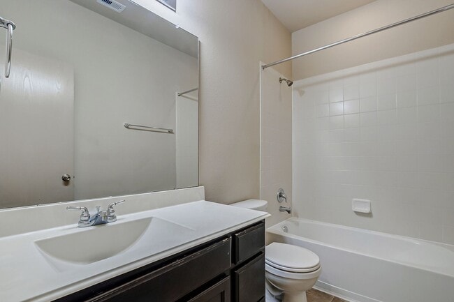 Building Photo - Ready to move in!