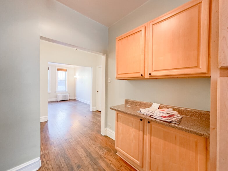 Building Photo - 1337 W Lunt Ave