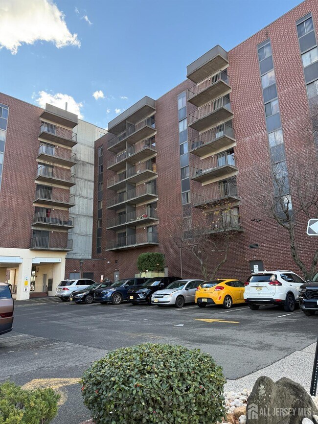 Building Photo - 10 N Wood Ave