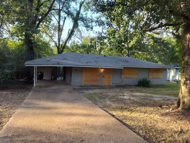 Primary Photo - 1018 Deryll St