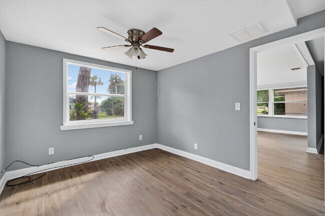 Building Photo - Location, Location, location! Large 3 Bedroom, 2 Bathroom Home for rent. This home has recently b...