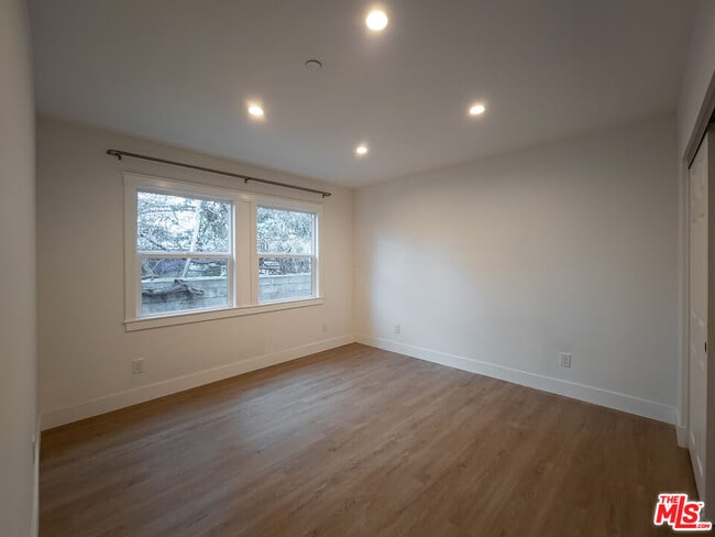 Building Photo - 94 S Vinedo Ave