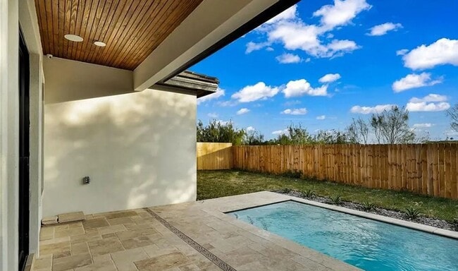 Building Photo - Luxury Living in Hyde Park – Edinburg/McAl...