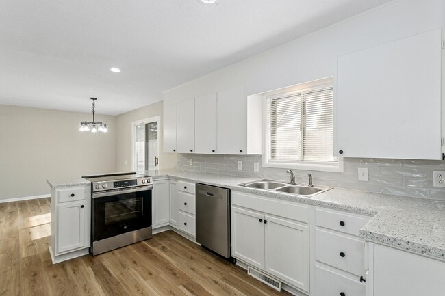 Building Photo - Beautifully Remodeled 4-Bedroom Home with ...