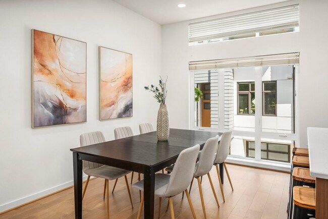 Building Photo - Fantastic Bellevue Townhouse with View...