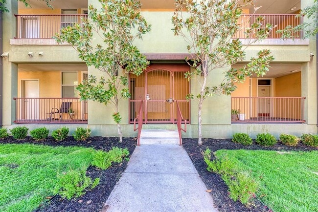 Building Photo - 807 E 14th St