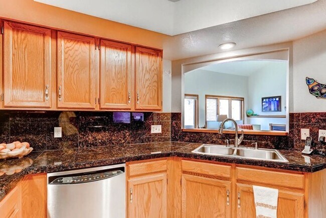 Building Photo - Spacious 2Bd/2.5Ba Luxury Loft-Style Condo...