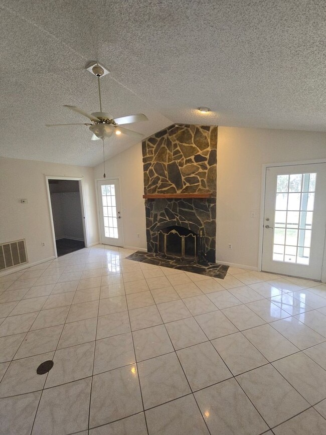 Building Photo - 3 bed 2 bath Lake House