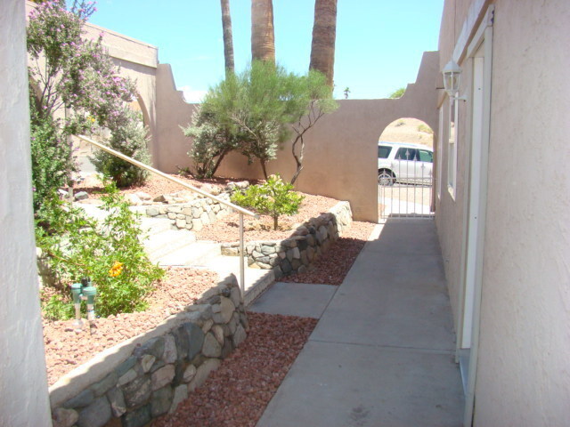 Building Photo - Spacious 3 bedroom, 2 bath, condo!