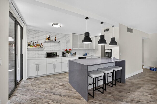 Building Photo - 4770 Fountains Dr S