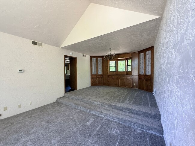 Building Photo - 4 Bed 2.5 Bath House with yard in McLaren Ranch