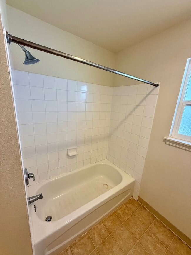 Building Photo - 3 Bedroom / 2 Bathroom House for Rent in Waikapu Gardens!