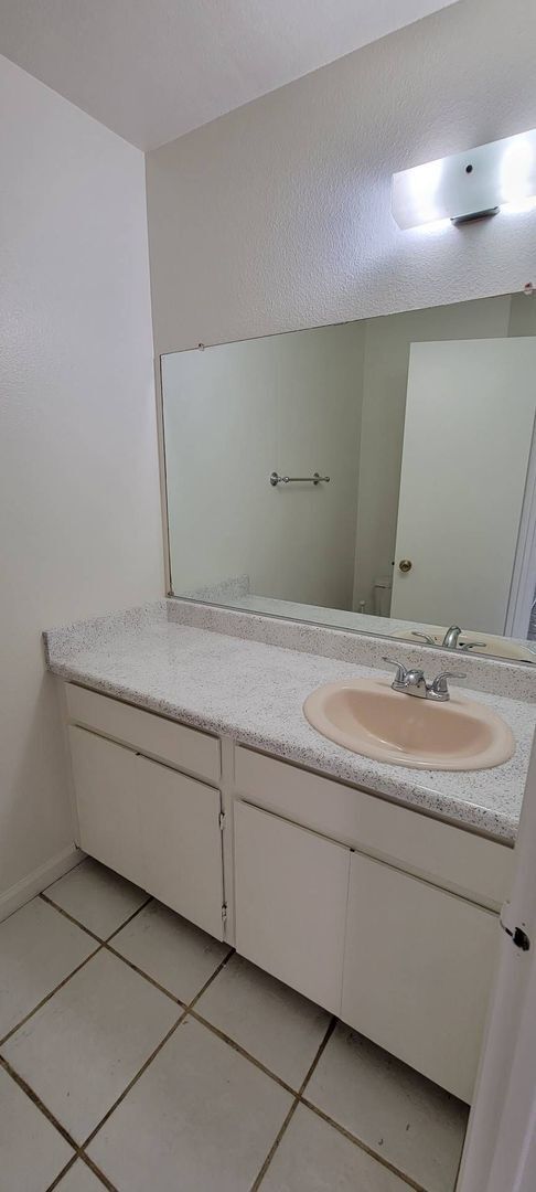 Building Photo - 2 Bedroom Townhouse with Canyon views from two levels